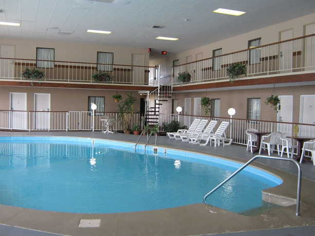 Imagen de la piscina del Hotel Knights Inn and Suites Emporia. Foto 15