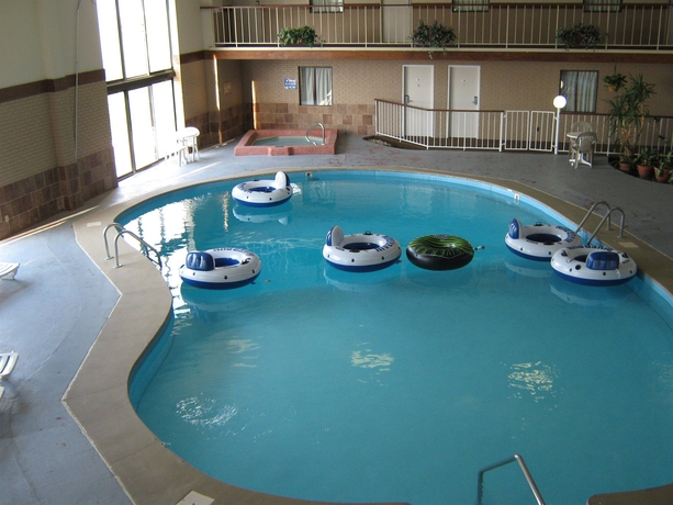 Imagen de la piscina del Hotel Knights Inn and Suites Emporia. Foto 16