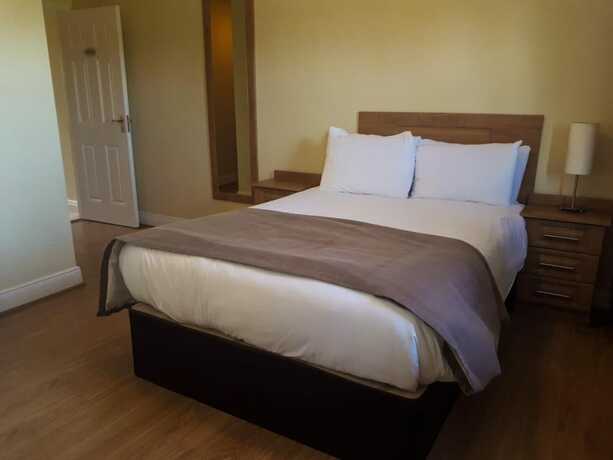 Imagen de la habitación del Hotel Knightsbrook Courtyard Houses. Foto 19
