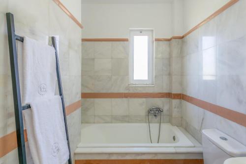 Imagen general del Hotel Knossos Beach Bungalows Suites Resort and Spa. Foto 6