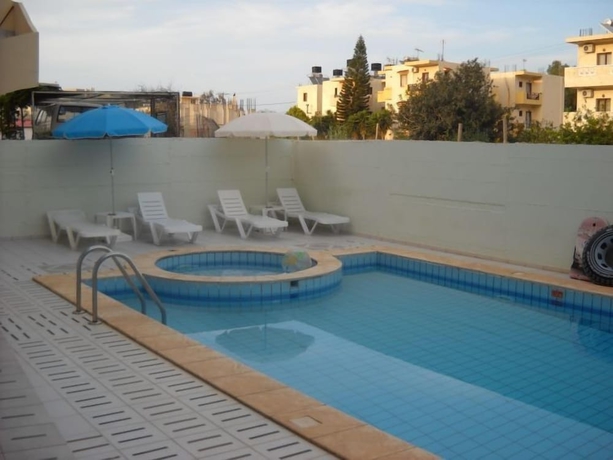 Imagen de la piscina del Hotel Knossos Studios. Foto 10