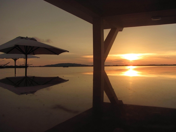 Imagen de la piscina del Hotel Koh Kong Bay Hotel. Foto 15