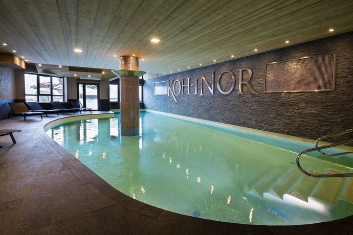 Imagen de la piscina del Hotel Koh-i Nor. Foto 15