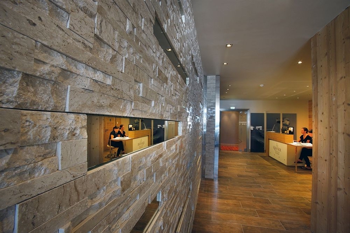 Imagen de la piscina del Hotel Koh-i Nor. Foto 16