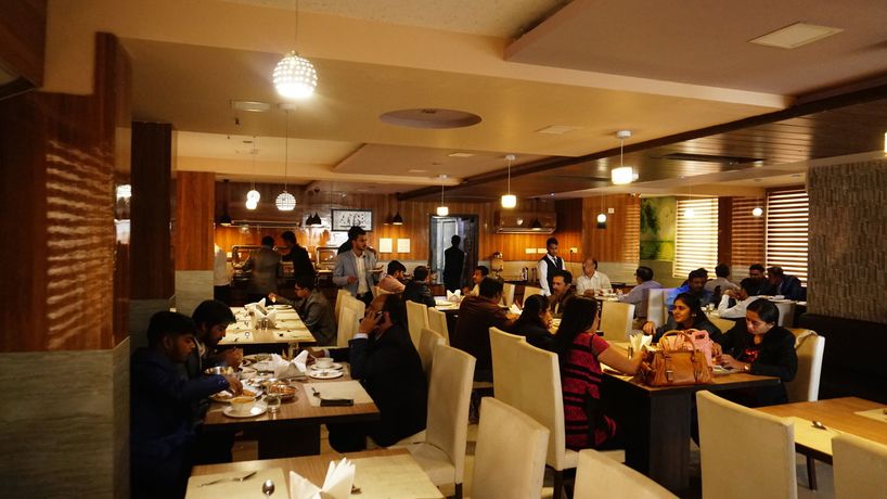 Imagen del bar/restaurante del Hotel Kohinoor Plaza, Ahmedabad. Foto 3
