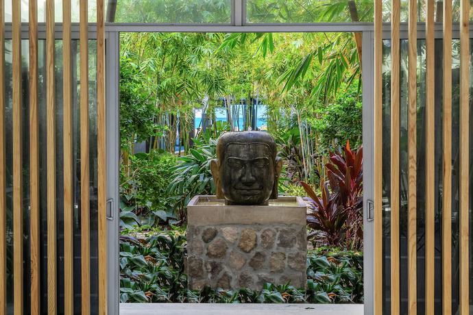 Imagen de los interiores del Hotel Koi Resort Saint Kitts, Curio Collection By Hilton. Foto 14