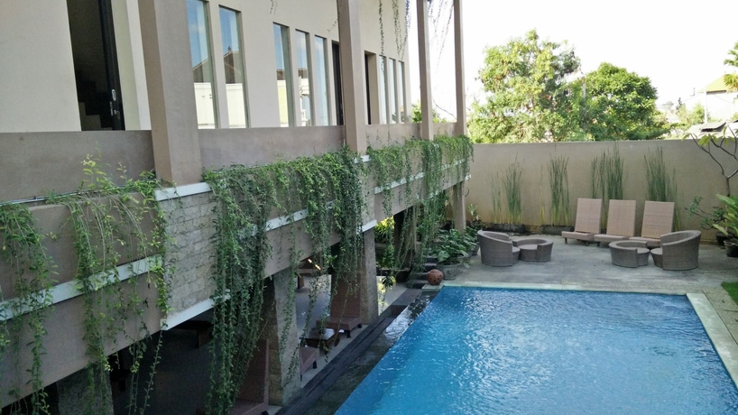 Imagen de la piscina del Hotel Koi and Residence. Foto 14