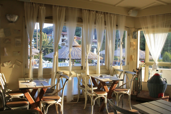 Imagen del bar/restaurante del Hotel Kokkari Beach. Foto 3