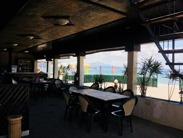 Imagen del bar/restaurante del Hotel Kokomos Beach Resort. Foto 2