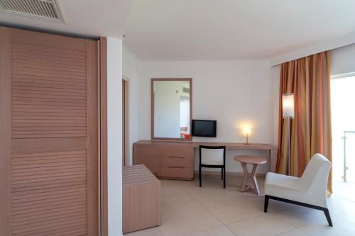 Imagen general del Hotel Kolymbia Beach by Atlantica. Foto 7