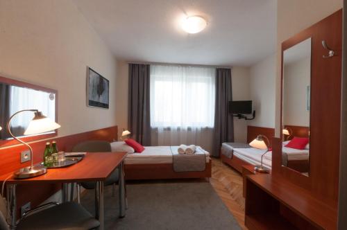 Imagen de la habitación del Hotel Komes. Foto 6