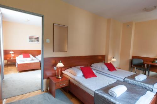 Imagen de la habitación del Hotel Komes. Foto 7