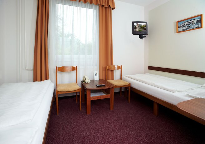 Imagen de la habitación del Hotel Komfort Plat&aacute;n. Foto 3