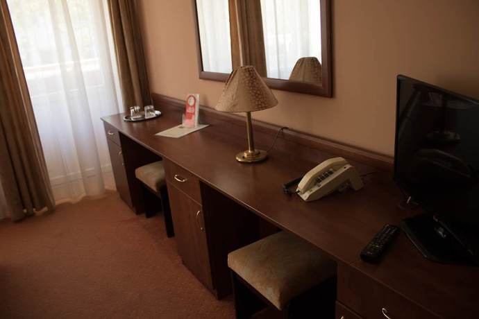 Imagen de la habitación del Hotel Komfort Plat&aacute;n. Foto 4