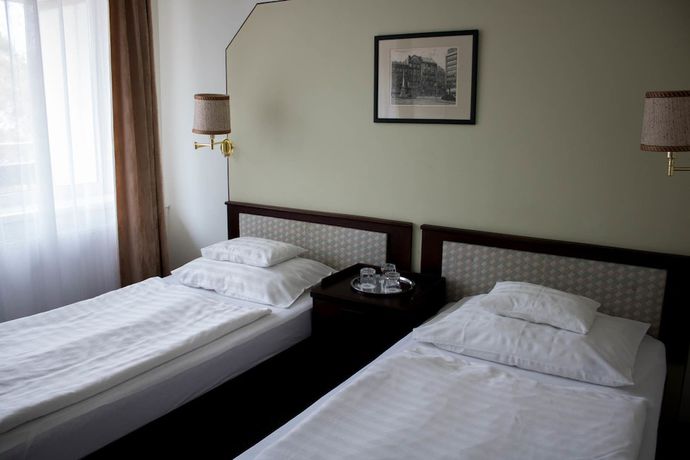 Imagen de la habitación del Hotel Komfort Plat&aacute;n. Foto 7