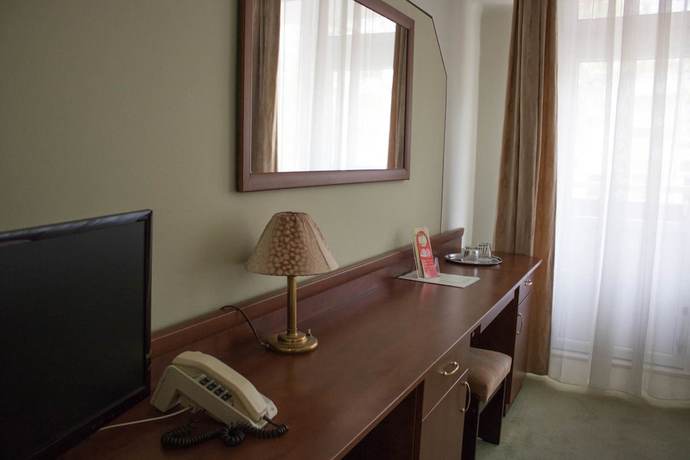 Imagen de la habitación del Hotel Komfort Plat&aacute;n. Foto 14