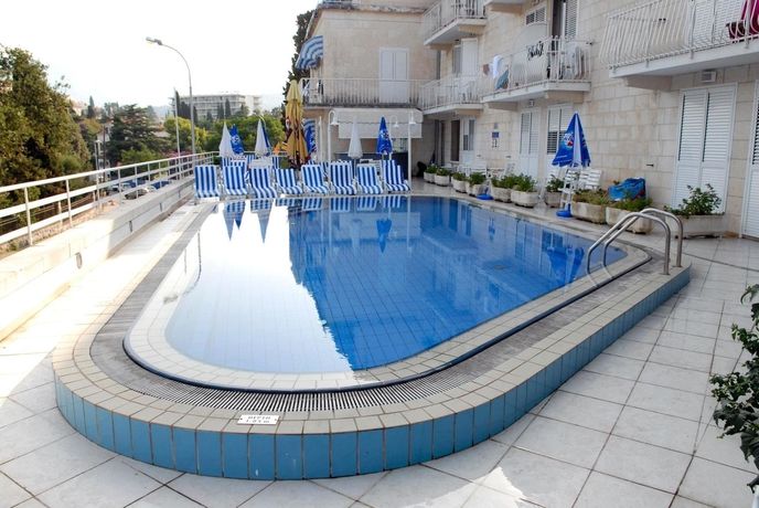 Imagen de la piscina del Hotel Komodor. Foto 10