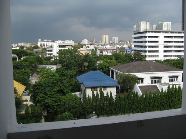 Imagen de los exteriores del Hotel Komol Residence Bangkok. Foto 14