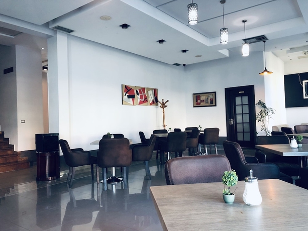 Imagen del bar/restaurante del Hotel Kompleksi Arifi. Foto 2