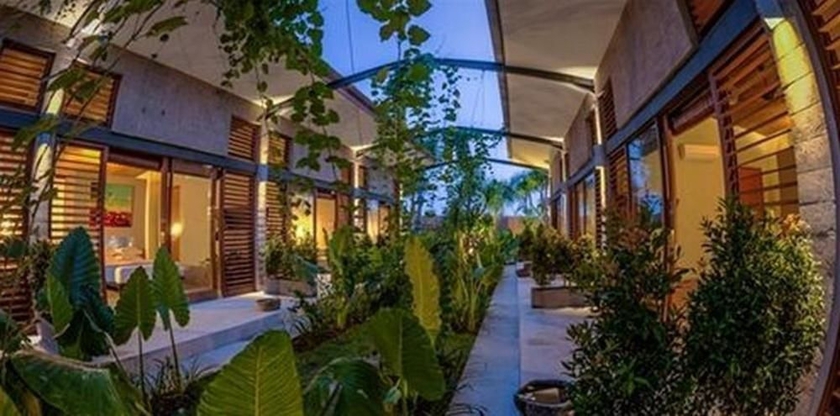 Imagen de los exteriores del Hotel Komune and Beach Club Bali. Foto 11