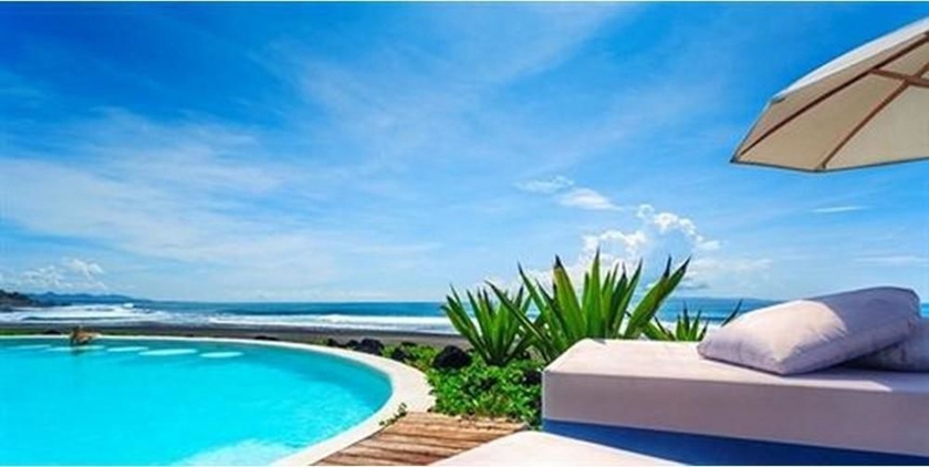 Imagen de la piscina del Hotel Komune and Beach Club Bali. Foto 18
