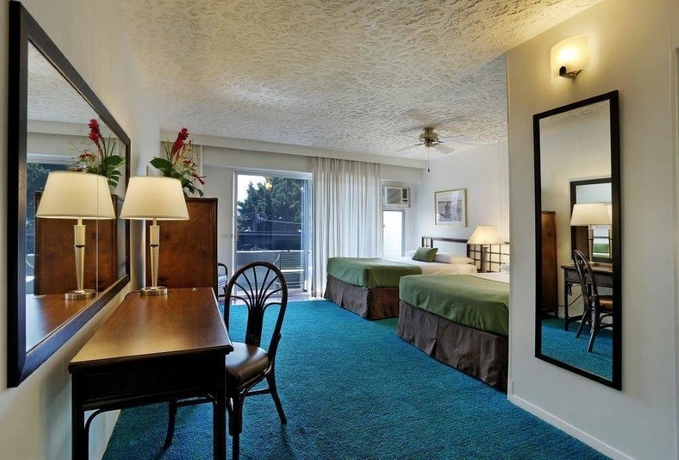 Imagen de la habitación del Hotel Kona Seaside. Foto 2