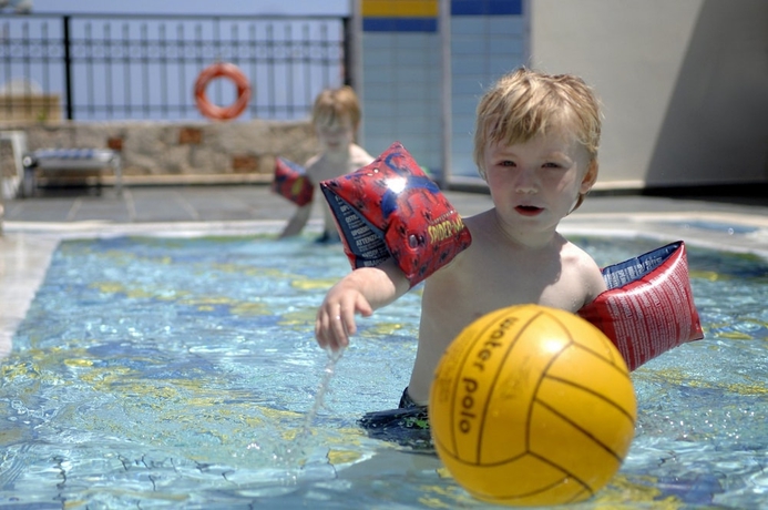 Imagen de la piscina del Hotel Koni Village. Foto 13
