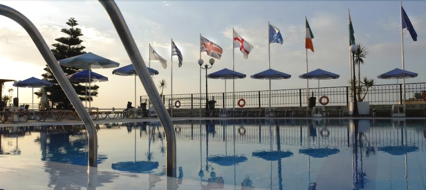 Imagen de la piscina del Hotel Koni Village. Foto 14