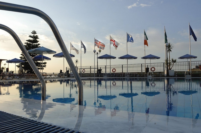 Imagen de la piscina del Hotel Koni Village. Foto 15