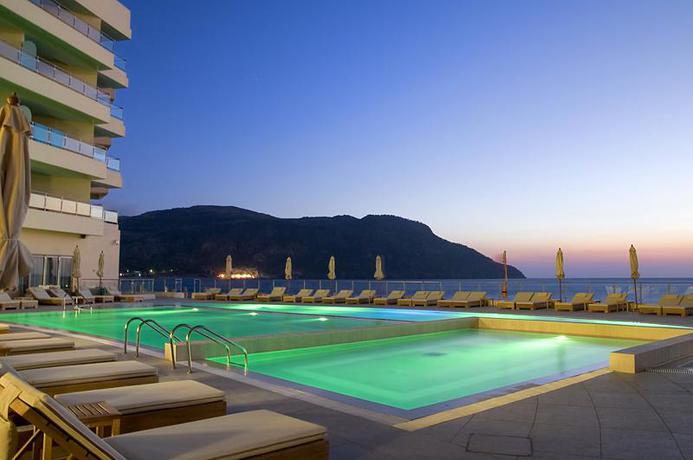 Imagen de la piscina del Hotel Konstantinos Palace. Foto 17
