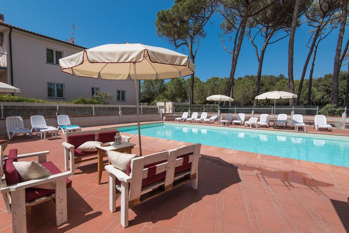 Imagen de la piscina del Hotel Kontiki, San Vincenzo. Foto 17