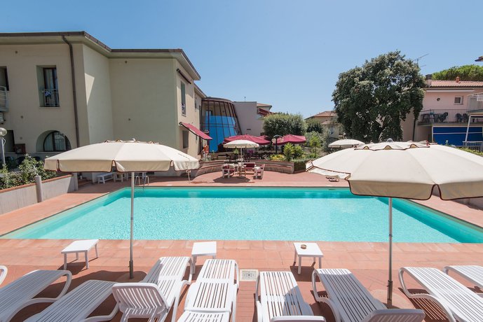 Imagen de la piscina del Hotel Kontiki, San Vincenzo. Foto 18