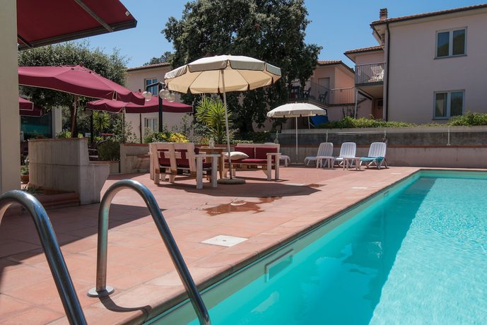 Imagen de la piscina del Hotel Kontiki, San Vincenzo. Foto 19
