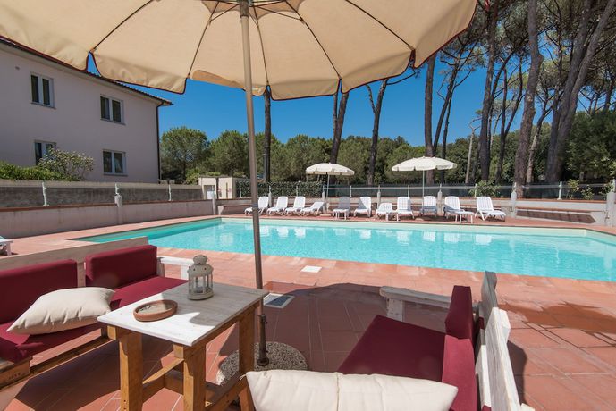 Imagen de la piscina del Hotel Kontiki, San Vincenzo. Foto 20