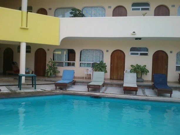 Imagen de la piscina del Hotel Kootznoowoo. Foto 17