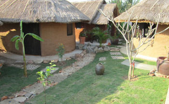 Imagen de la piscina del Hotel Korawan Garden View. Foto 12