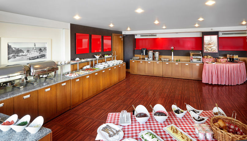 Imagen del bar/restaurante del Hotel Kordon Pasaport. Foto 4