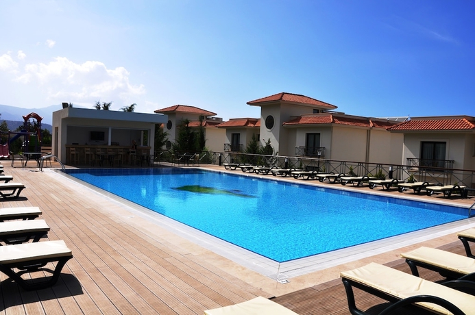 Imagen de la piscina del Hotel Korineum Golf and Beach Resort. Foto 16