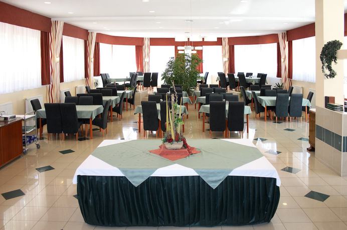 Imagen del bar/restaurante del Hotel Korona, Hark&aacute;ny. Foto 2