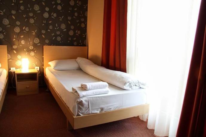 Imagen de la habitación del Hotel Korona, Hark&aacute;ny. Foto 9