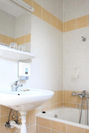 Imagen de la habitación del Hotel Korona, Hark&aacute;ny. Foto 10
