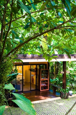 Imagen de los exteriores del Hotel Korsiri Villas. Foto 8