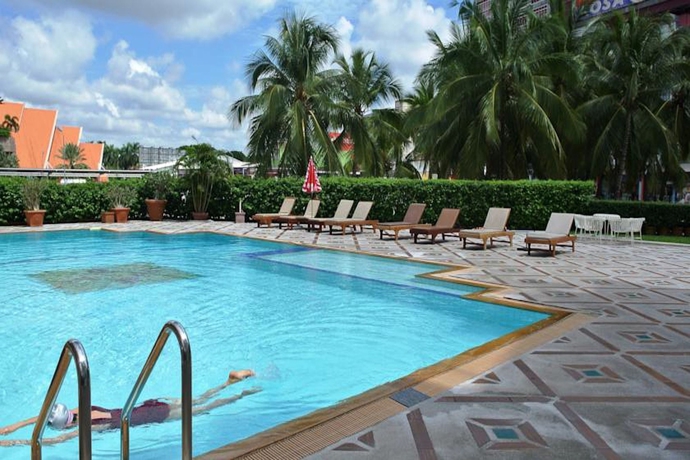 Imagen de la piscina del Hotel Kosa and Shopping Mall. Foto 15