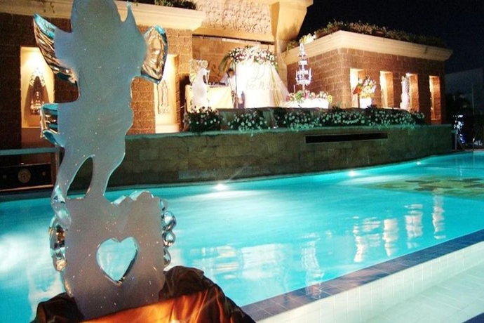 Imagen de la piscina del Hotel Kosa and Shopping Mall. Foto 16