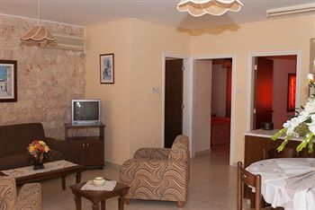 Imagen de la habitación del Hotel Kotzias Apartments. Foto 7