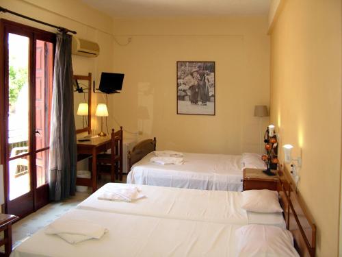 Imagen de la habitación del Hotel Koukonas. Foto 8