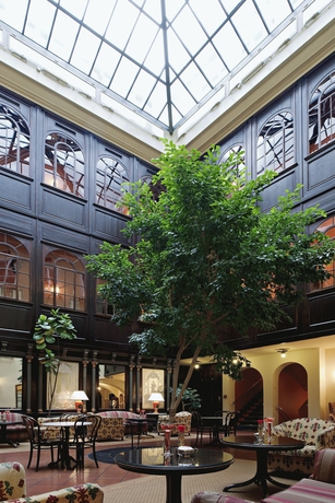 Imagen del bar/restaurante del Hotel König Von Ungarn. Foto 2