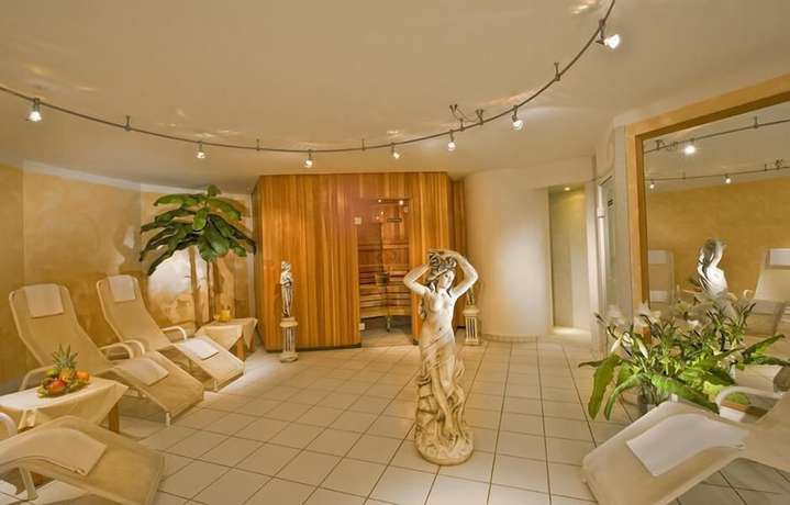 Imagen de la piscina del Hotel K&ouml;nigin Olga. Foto 13