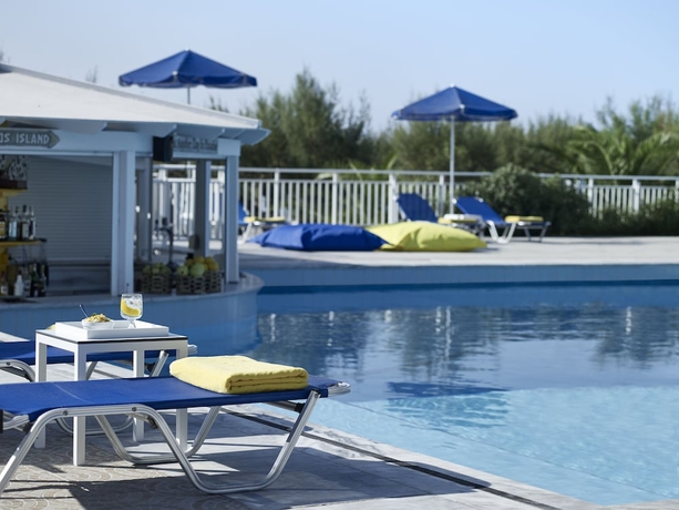 Imagen de la piscina del Hotel Kouros Seasight. Foto 18
