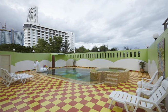 Imagen de la piscina del Hotel Kp Seaview Jomtien. Foto 11